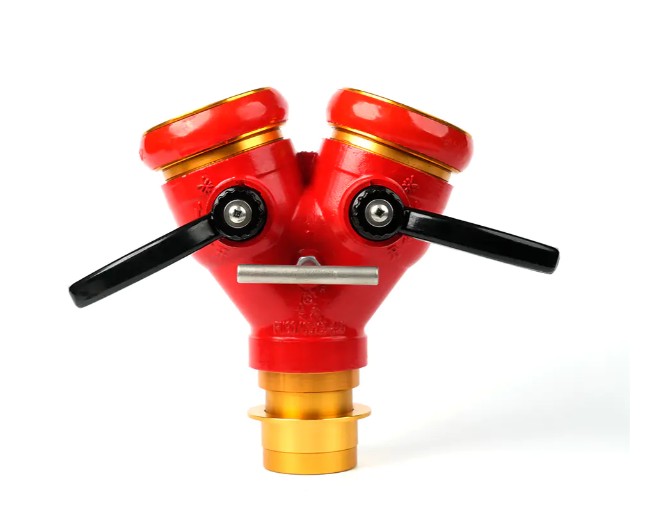 ما هي مزايا استخدام موزع خرطوم الإطفاء ثنائي الاتجاه في سيناريوهات البناء الشاهقة ومكافحة حرائق الغابات؟